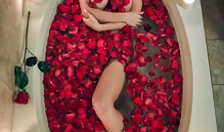 GILF عجیب و غریب Lilith Lust ضربات سکس دختران زیر سن می زند و سوار جوان BFs دیک می شود