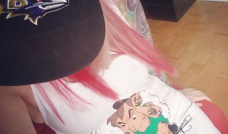 BG MILF به HJ و سکس دو دختر زیبا BJ می دهد